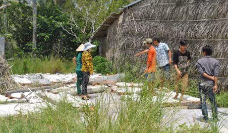 Sap tuong nha hoang, 2 hoc sinh chet tham - Anh 1