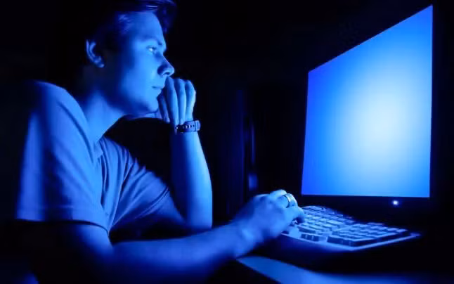 Ánh sáng chói vào buổi tối, đặc biệt là ánh sáng xanh, có khả năng gây rối loạn nghiêm trọng đối với hệ thống sinh học. Ảnh minh hoạ.