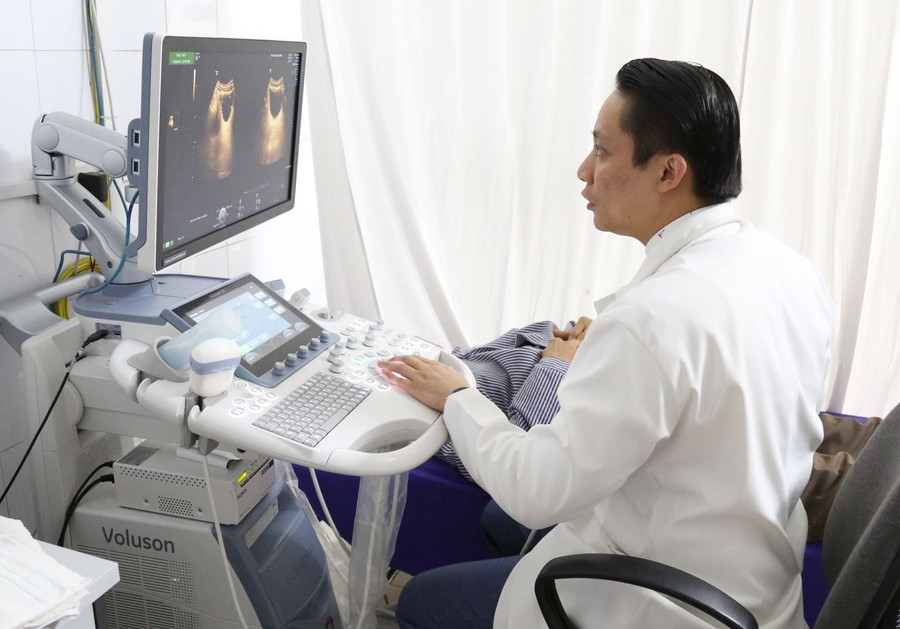 Trưởng khoa Chẩn đoán hình ảnh siêu âm kiểm tra lại cho bệnh nhân sau can thiệp. Ảnh: BVCC. Trưởng khoa Chẩn đoán hình ảnh siêu âm kiểm tra lại cho bệnh nhân sau can thiệp. Ảnh: BVCC.