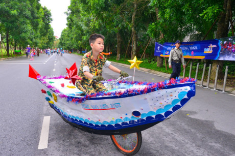 Hàng trăm thiếu nhi diễu hành bằng xe đạp tự chế dịp Trung thu - Ảnh 8 Hang tram thieu nhi dieu hanh bang xe dap tu che dip Trung thu - Anh 8