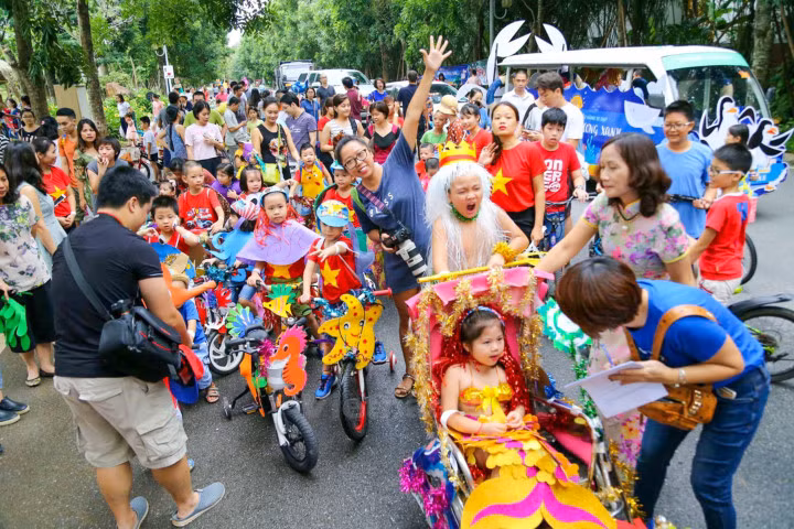 Hàng trăm thiếu nhi diễu hành bằng xe đạp tự chế dịp Trung thu