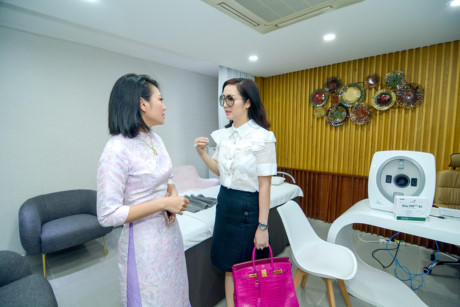 Thu Thủy khiến nhiều người chú ý khi ăn mặc nóng bỏng - Ảnh 12 Thu Thuy khien nhieu nguoi chu y khi an mac nong bong - Anh 12