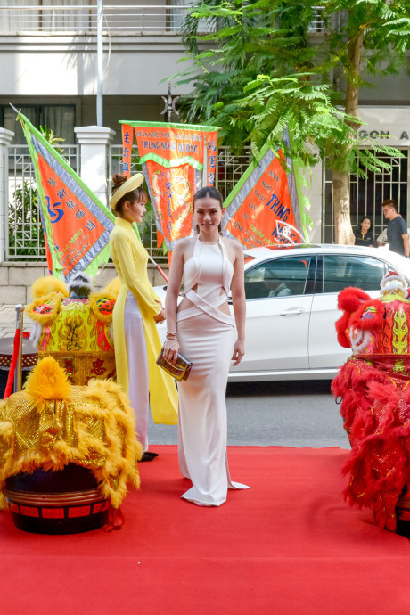 Thu Thủy khiến nhiều người chú ý khi ăn mặc nóng bỏng - Ảnh 2 Thu Thuy khien nhieu nguoi chu y khi an mac nong bong - Anh 2