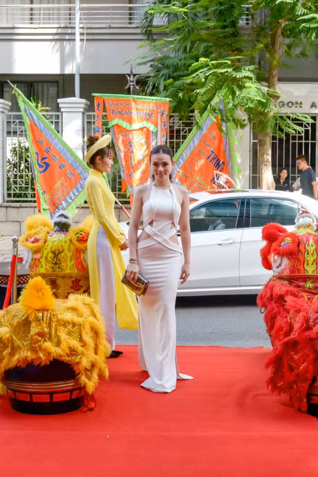 Thu Thuy khien nhieu nguoi chu y khi an mac nong bong - Anh 2