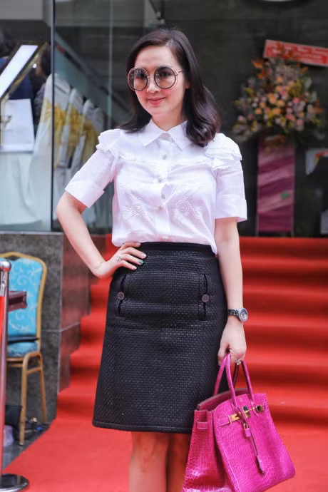 Thu Thuy khien nhieu nguoi chu y khi an mac nong bong - Anh 13