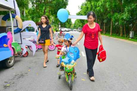 Hàng trăm thiếu nhi diễu hành bằng xe đạp tự chế dịp Trung thu - Ảnh 11 Hang tram thieu nhi dieu hanh bang xe dap tu che dip Trung thu - Anh 11