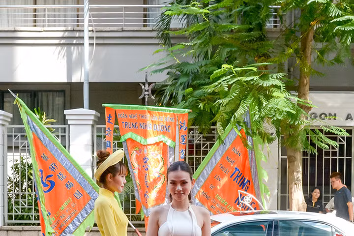 Thu Thủy khiến nhiều người chú ý khi ăn mặc nóng bỏng