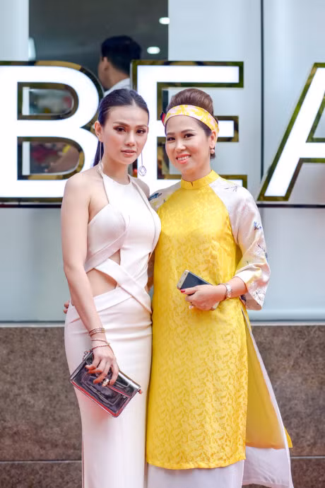 Thu Thuy khien nhieu nguoi chu y khi an mac nong bong - Anh 7