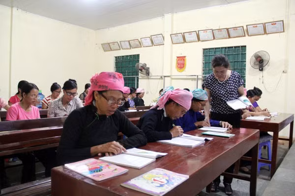 Lớp xóa mù chữ cho người cao tuổi được tổ chức hiệu quả tại Lào Cai. Ảnh: IT