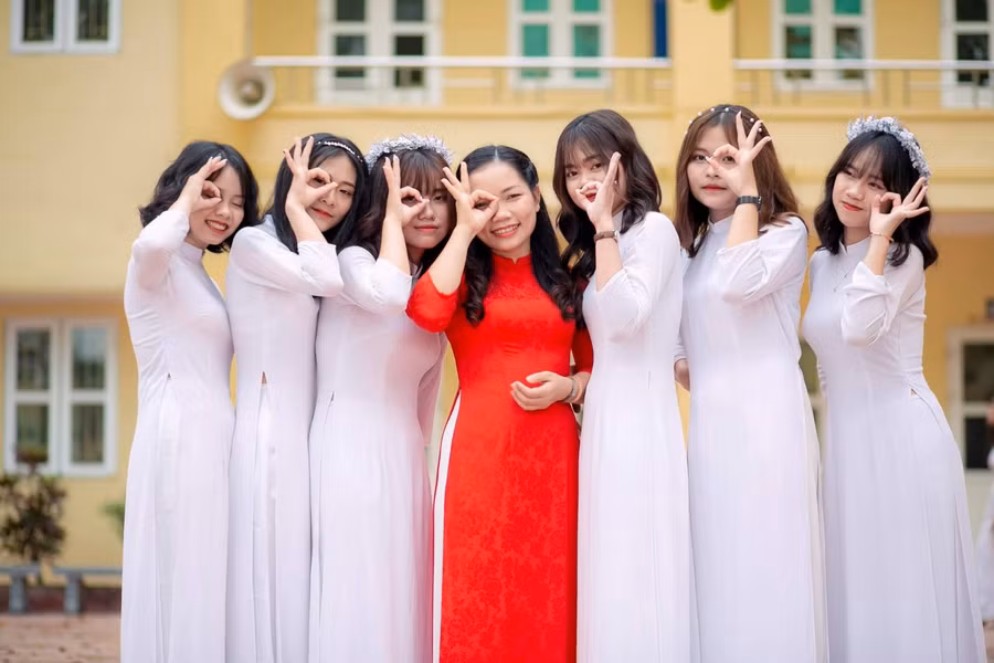 Cô Bùi Thị Quế (áo dài đỏ) cùng học sinh khối 12 Trường THPT Hoa Lư A (Ninh Bình)