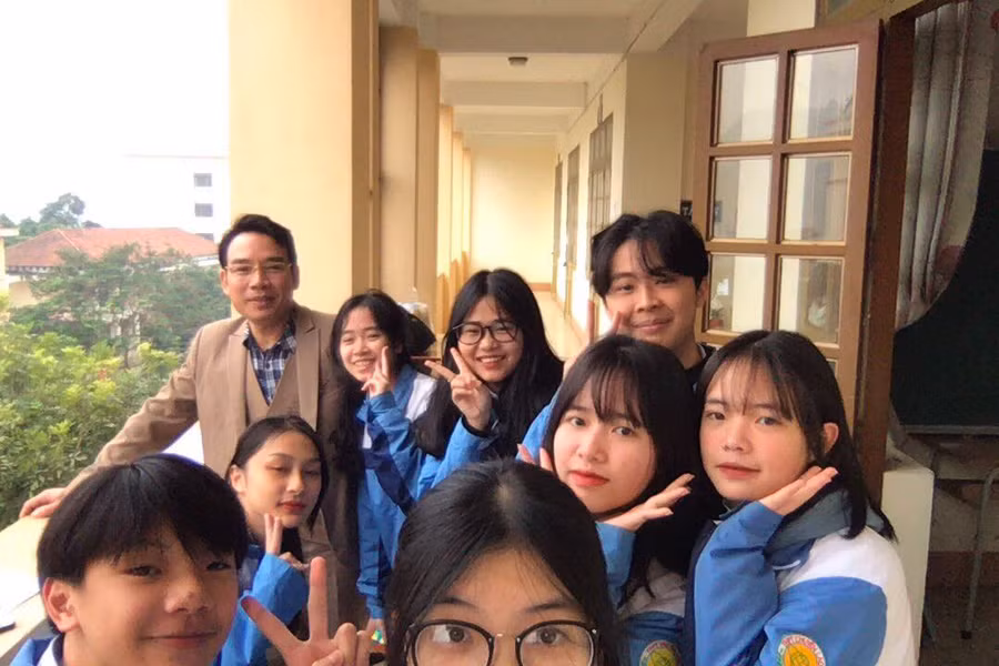 Thầy Hà Trọng Thái (trên cùng bên trái) cùng HS khối 12 chuyên Sử, Địa Trường THTPT chuyên Lào Cai