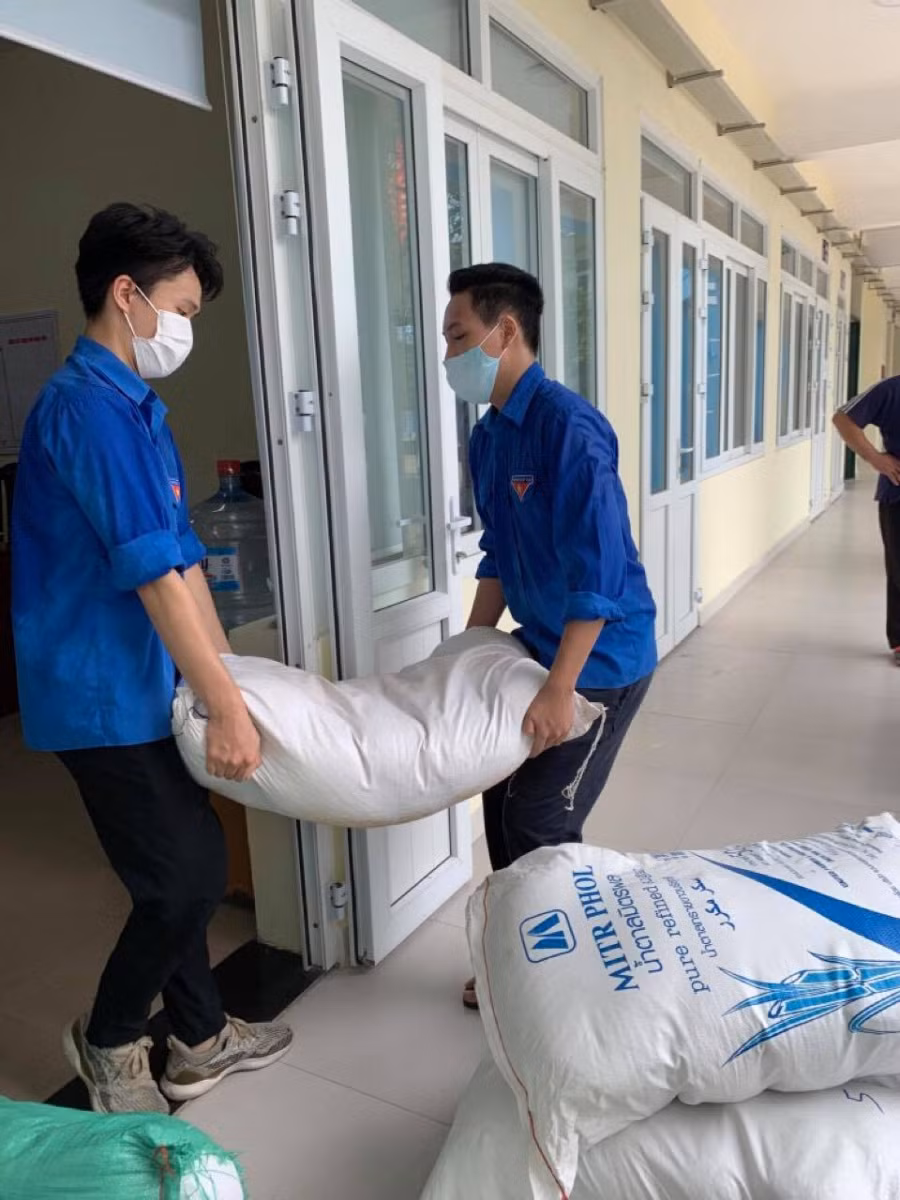 Đoàn viên thanh niên Trường THCS Lương Yên tham gia công tác ủng hộ phòng, chống dịch Covid-19.