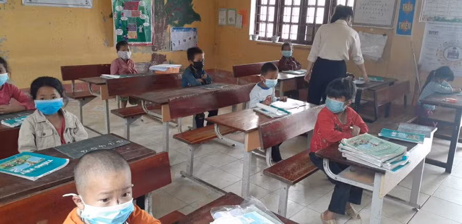 Việc tận dụng lại SGK cũ cũng được các nhà trường coi như giải pháp trong lúc chờ đợi SGK có đủ.