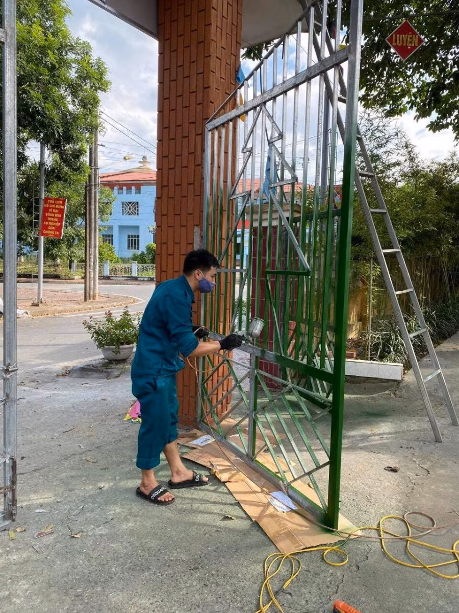 Kiểm tra, sở sửa lại cổng trường.