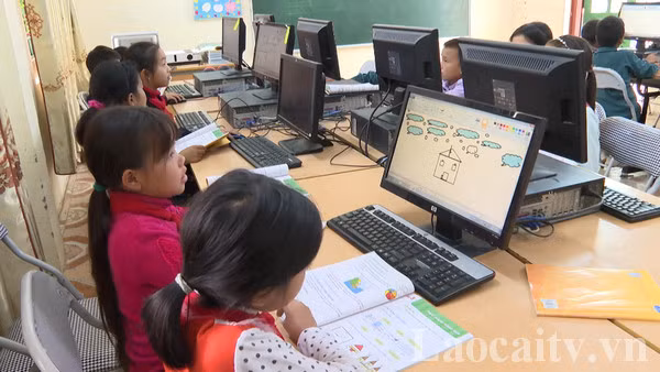 Tăng cường ứng dụng học liệu điện tử đối với HS tiểu học. Ảnh minh họa