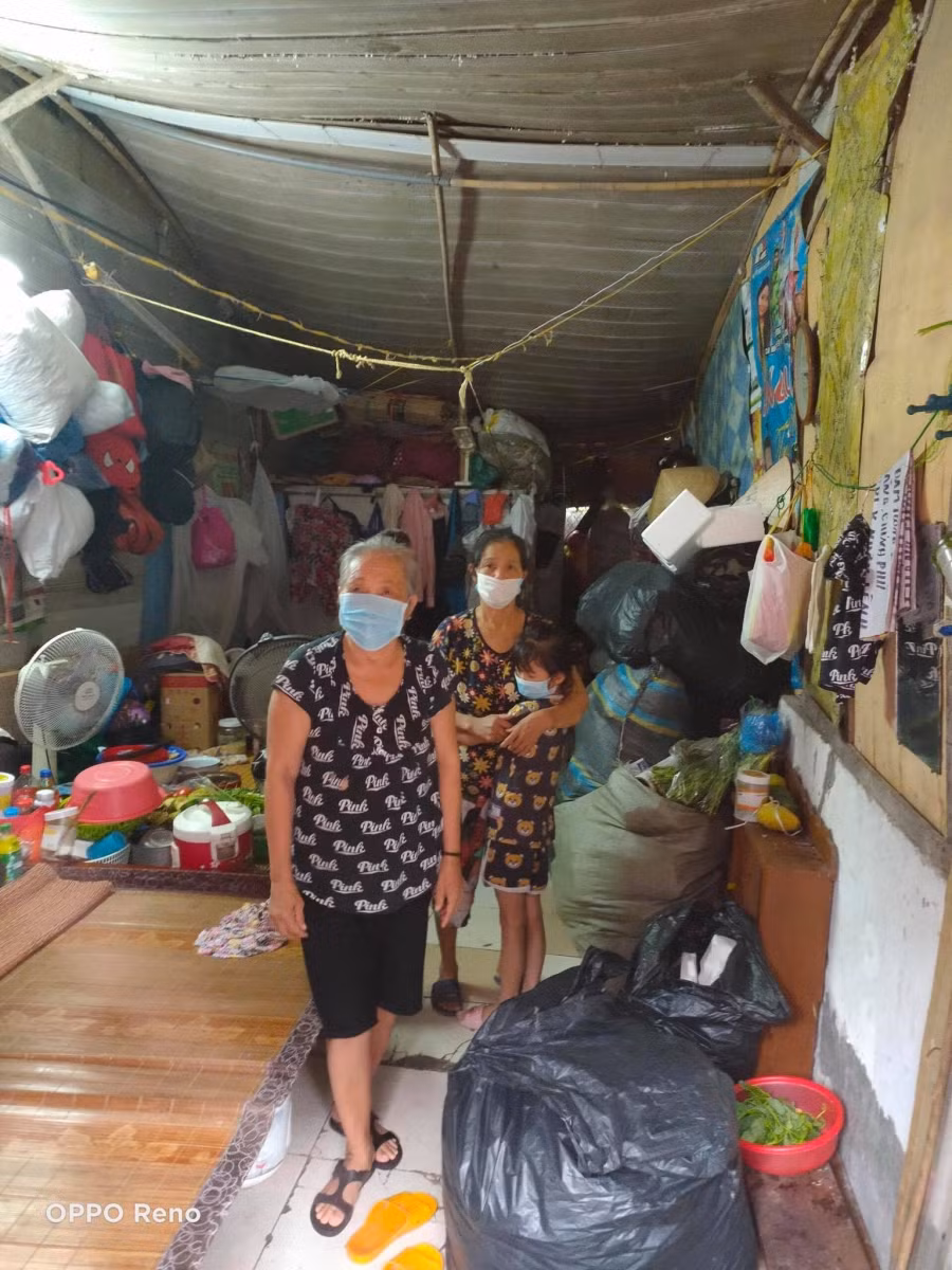 Trong những khu nhà trọ, người lao động ngoại tỉnh tại Hà Nội chồng chất khó khăn.