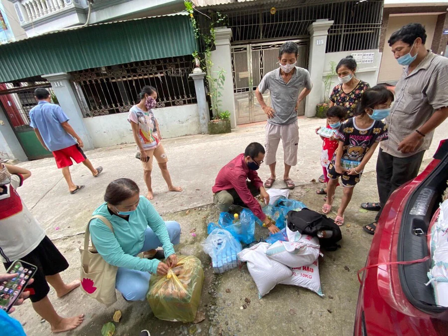 Đại diện nhóm "Kết nối yêu thương" trao quà cho người nghèo ngoại tỉnh. 