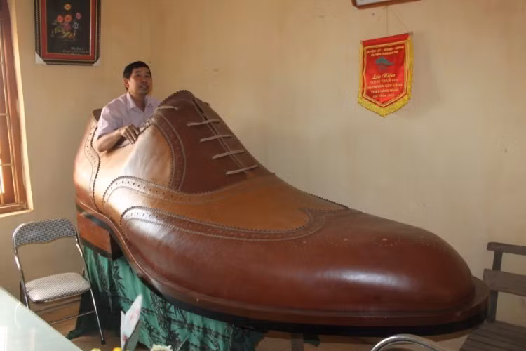 10 thợ giỏi làm trong 3 tháng mới xong chiếc giày da lớn nhất Việt Nam. 