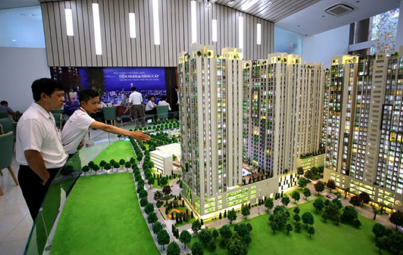 Khách hàng đang xem một dự án bất động sản chuẩn bị triển khai.