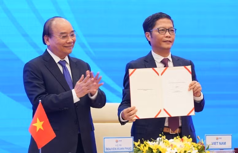 Bộ trưởng Công Thương Trần Tuấn Anh, đại diện Việt Nam, ký Hiệp định RCEP trước sự chứng kiến của Thủ tướng Nguyễn Xuân Phúc. Ảnh:chinhphu.vn