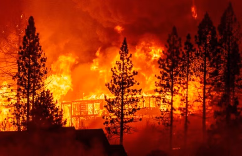 Một ngôi nhà chìm trong biển lửa ở khu vực Tollhouse, Hạt Fresno (California) ngày 8/9.