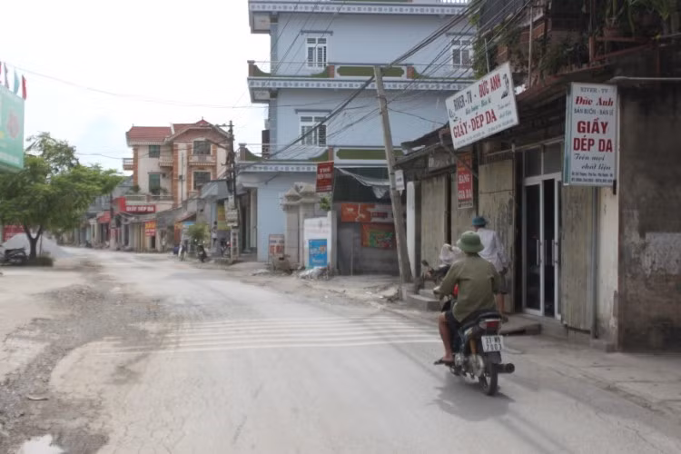 Đường vào làng Phú Yên.