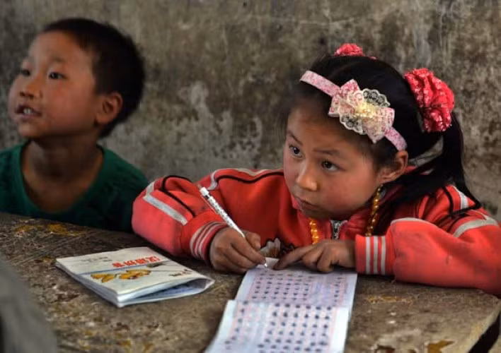 Trẻ em gái đi học tại tỉnh Quý Châu.