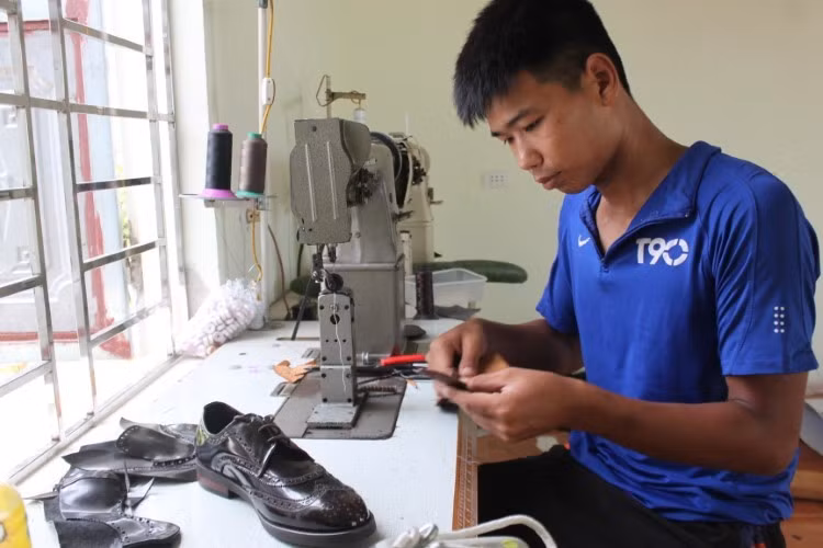 Thợ Phú Yên có thể tạo rất nhiều mẫu mã giầy hiện đại.