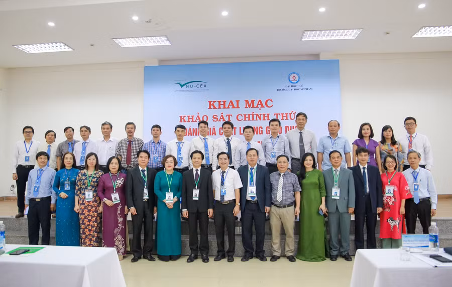 Đoàn khảo sát và đại diện Trường ĐH Sư phạm, ĐH Huế chụp ảnh lưu niệm tại buổi khai mạc. 