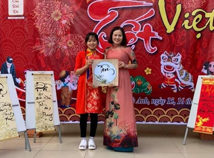 Ở vai trò quản lý, cô Thủy luôn tạo các sân chơi để học trò phát huy thế mạnh của mình. Ở vai trò quản lý, cô Thủy luôn tạo các sân chơi để học trò phát huy thế mạnh của mình.