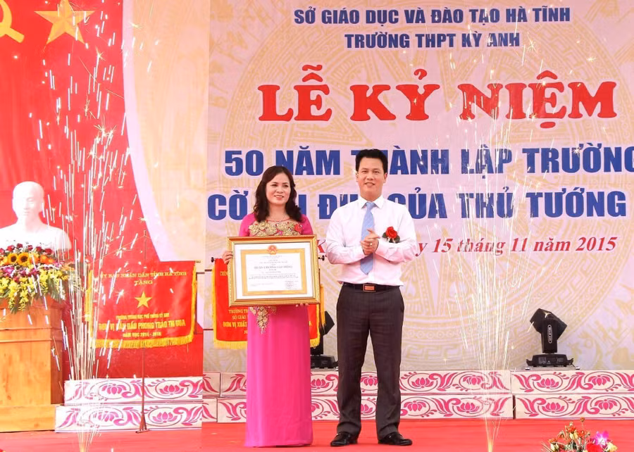 Cô Thủy vinh dự nhận Huân chương Lao động hạng Ba của Chủ tịch nước.