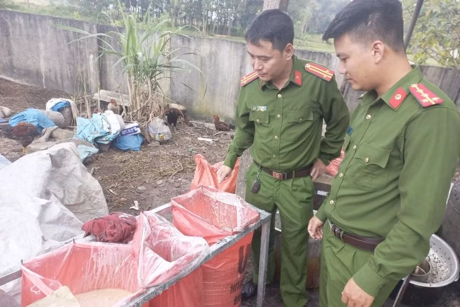 Lực lượng Cảnh sát Môi trường tiến hành kiểm tra cơ sở kinh doanh của bà Nguyễn Thị Hòa.