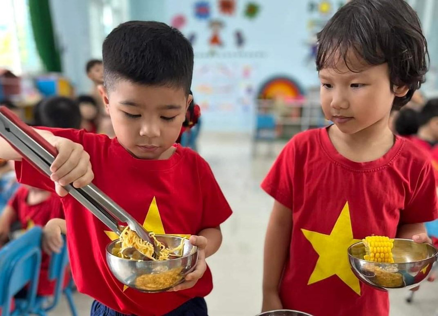 Các bé tự mình lựa chọn đồ ăn theo nhu cầu bản thân. Các bé tự mình lựa chọn đồ ăn theo nhu cầu bản thân.