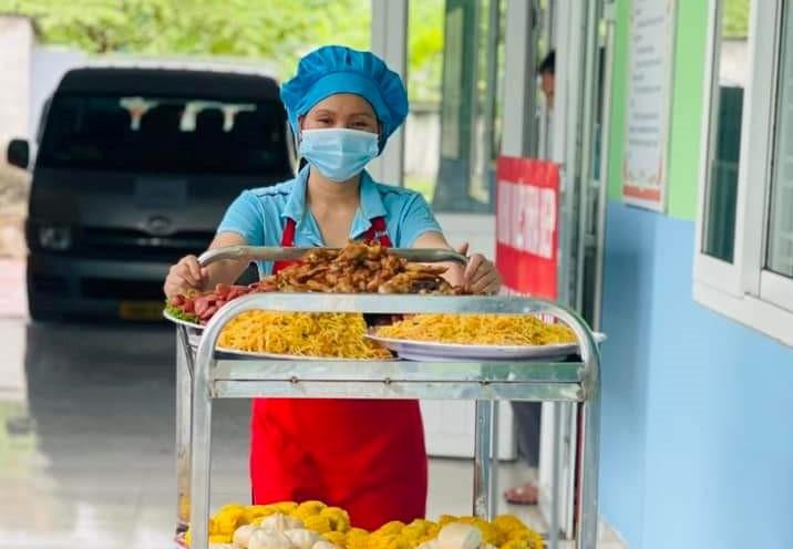 Các cô cấp dưỡng đang chuẩn bị tiệc buffet cho trẻ ở Trường Mầm non và Tiểu học Hoa Sen, thị xã Kỳ Anh, Hà Tĩnh. Các cô cấp dưỡng đang chuẩn bị tiệc buffet cho trẻ ở Trường Mầm non và Tiểu học Hoa Sen, thị xã Kỳ Anh, Hà Tĩnh.