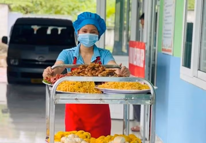 Các cô cấp dưỡng đang chuẩn bị tiệc buffet cho trẻ ở Trường Mầm non và Tiểu học Hoa Sen, thị xã Kỳ Anh, Hà Tĩnh.