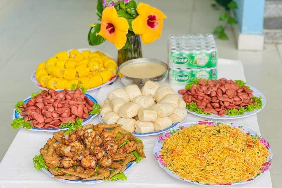 Bàn ăn đủ dinh dưỡng, phong phú về đồ ăn và bày biện đẹp mắt. Bàn ăn đủ dinh dưỡng, phong phú về đồ ăn và bày biện đẹp mắt.