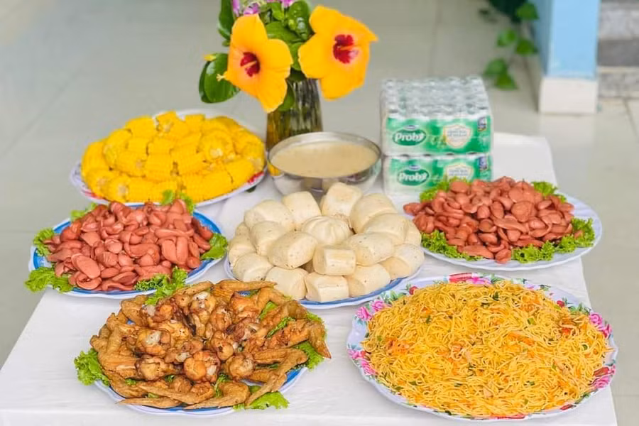 Bàn ăn đủ dinh dưỡng, phong phú về đồ ăn và bày biện đẹp mắt.