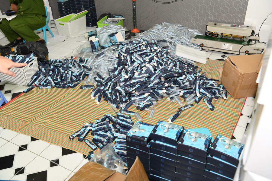 Tang vật chuyên án phá đường dây pha chế, đóng gói ma túy núp bóng thuốc lá điện tử. Tang vật chuyên án phá đường dây pha chế, đóng gói ma túy núp bóng thuốc lá điện tử.