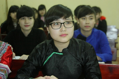 Nữ sinh dân tộc ôn thi miệt mài dưới ánh đèn khuya