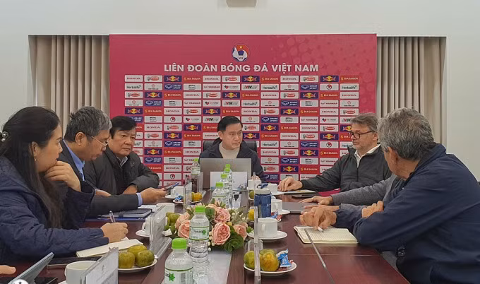 Phó chủ tịch VFF Trần Anh Tú (giữa) trong cuộc họp với HLV Philippe Troussier.