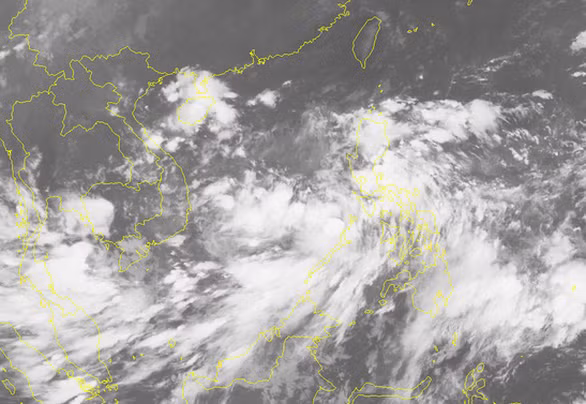 Dự báo khoảng chiều và tối 5/10, vùng áp thấp này đi vào Biển Đông và có khả năng mạnh lên thành áp thấp nhiệt đới. Ảnh: NCHMF.