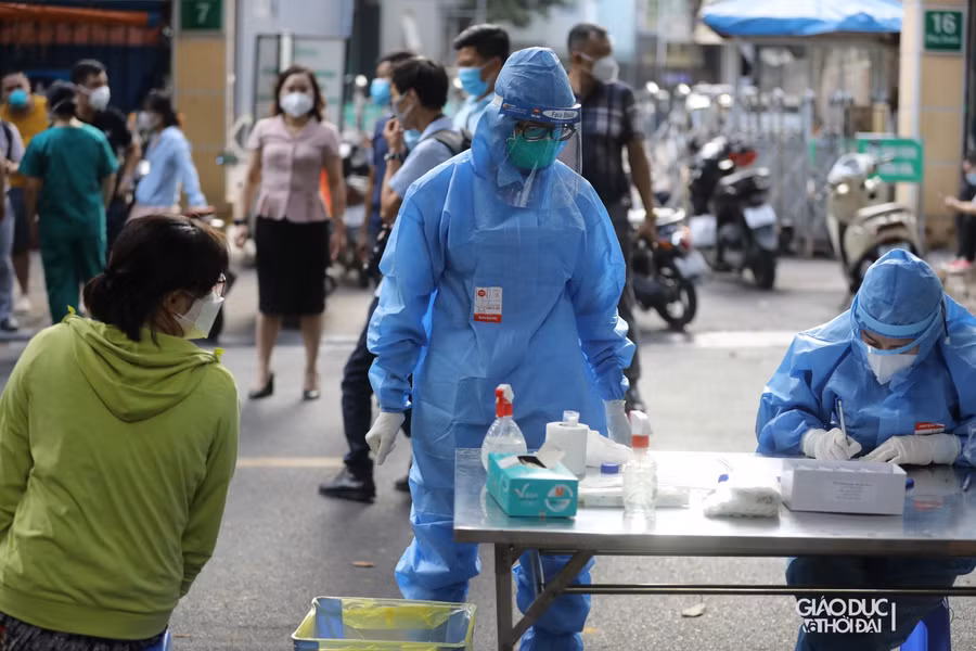 Lấy mẫu xét nghiệm tại Bệnh viện Việt Đức chiều 30/9. Ảnh: Quang Phong.