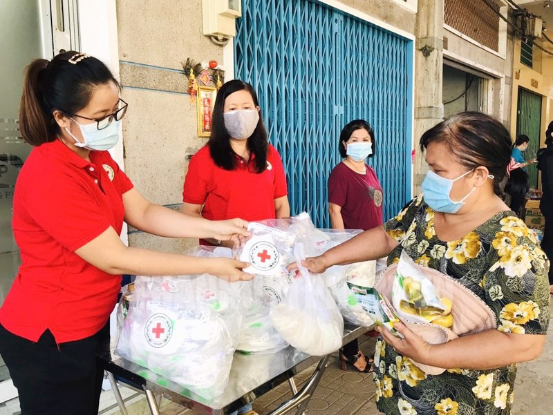 Nhiều hoạt động hỗ trợ cho người dân bị ảnh hưởng dịch Covid -19 tại TP Hồ Chí Minh. Ảnh: Long Hồ.