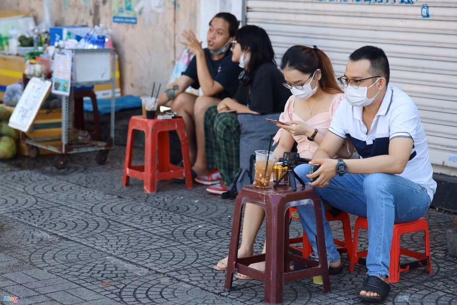 Một quán cà phê bệt ở vỉa hè gần khu vực Nhà thờ Đức Bà, bưu điện thành phố. Ảnh: Zing.