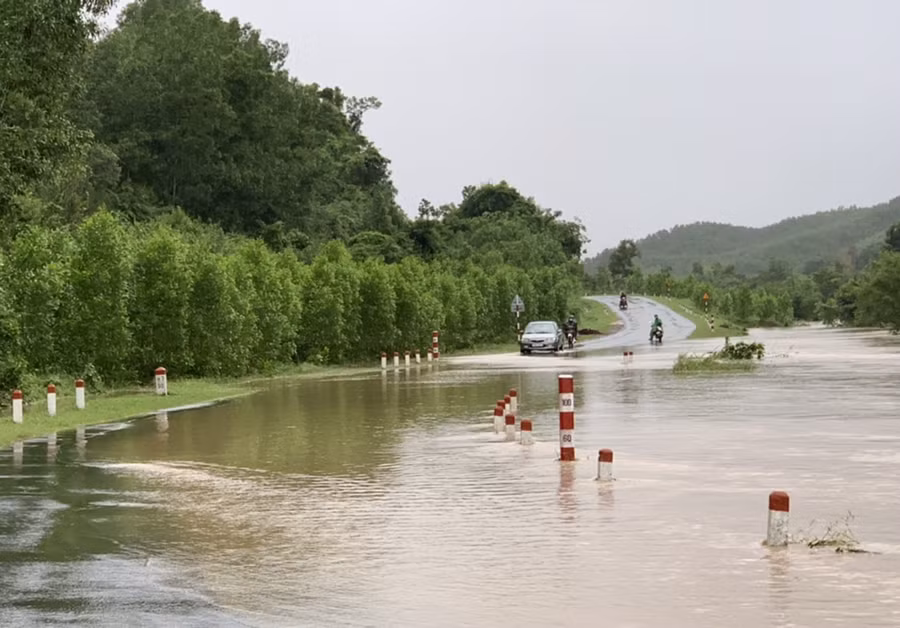 Quốc lộ 19C đoạn qua huyện Đồng Xuân bị ngập sâu trong nước vào sáng 27/10. Ảnh: Báo Phú Yên.