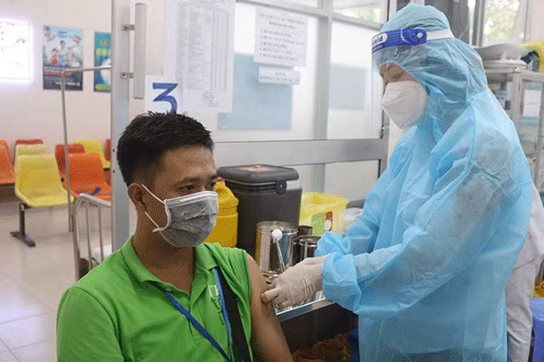 Người dân được tiêm vắc xin Vero Cell. Ảnh: Báo Cần Thơ.