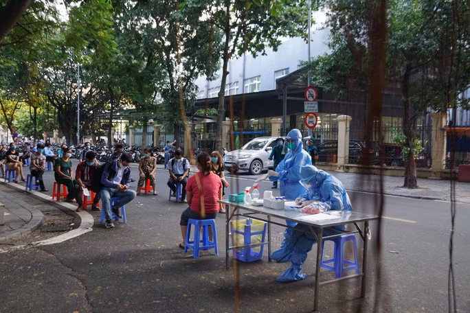 Lấy mẫu xét nghiệm cho những người liên quan đến Bệnh viện Việt Đức. Ảnh: B.H.Thanh.