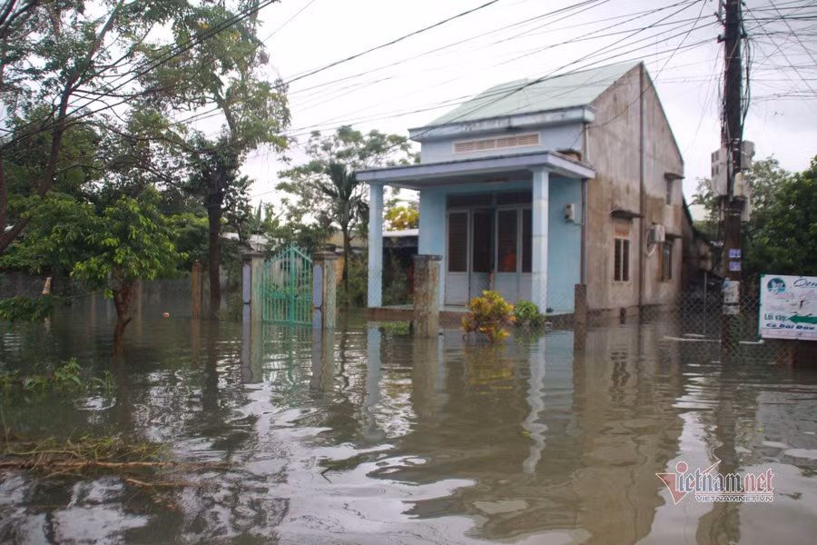 Sáng nay, nhiều khu vực ở TP Tam Kỳ (tỉnh Quảng Nam) như phường Hòa Hương, An Phú, Tân Thạnh... bị ngập hơn 1m. Ảnh: VNN.