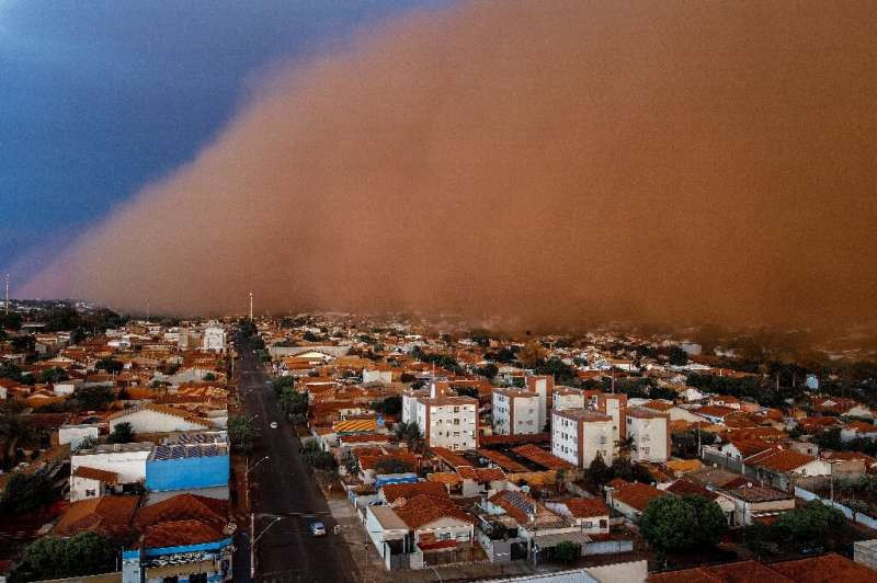 Một cơn bão bụi lớn đã nhấn chìm khu phố Nossa Senhora do Carmo tại thành phố Frutal, bang Minas Gerais, Brazil vào ngày 26 tháng 9 năm 2021. 