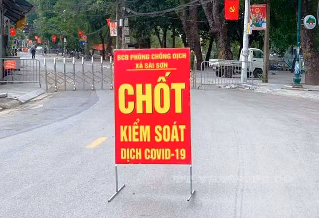 Huyện Quốc Oai thực hiện phong tỏa tạm thời khu vực có các trường hợp nhiễm và nghi nhiễm Covid-19. Ảnh: H.Phong - H. Mai.